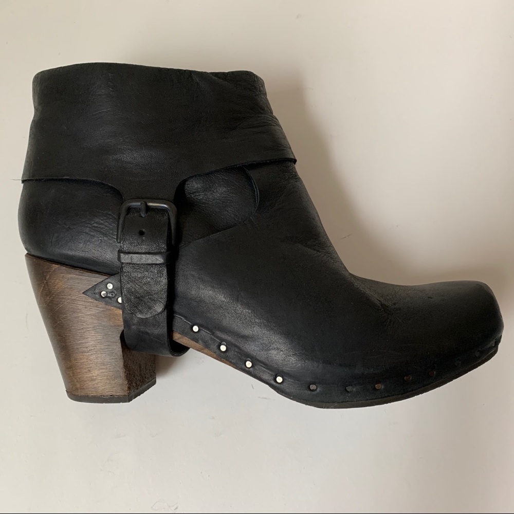 Vialis Clog Bootie